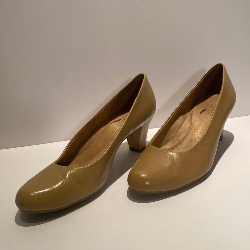Classy and comfortable tan heels - Aerosoles, Size 10